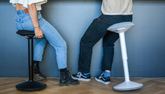 Samen werken op een hoge tafel met een backerz wiebelkruk