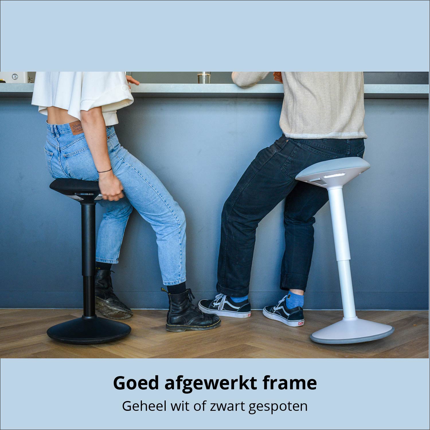 Verkrijgbaar in het wit en in het zwart