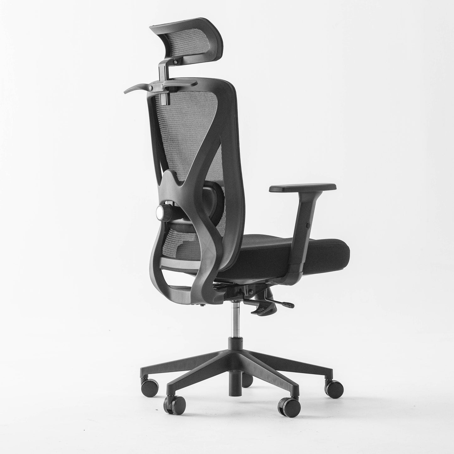 Stijlvolle zwarte bureaustoel, Backerz Motion Mesh, met een zwart zitvlak en rugleuning voor optimaal comfort.