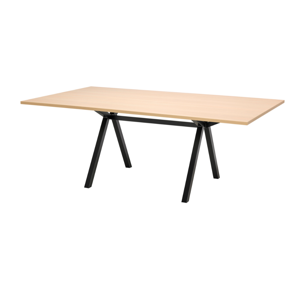 Een vergadertafel met een zwart onderstel en een houten blad, ideaal voor moderne werkruimtes en multifunctioneel gebruik.