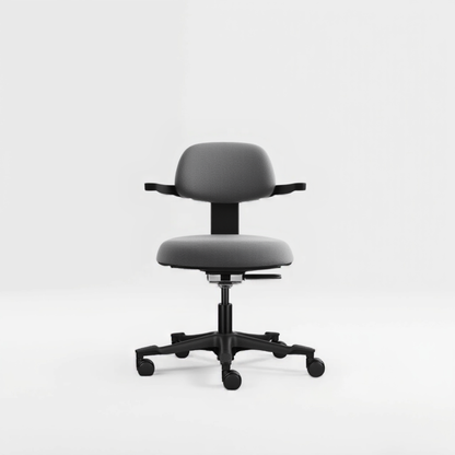 Zwarte ergonomische bureaustoel met een zitting en rugleuning, perfect voor een gezonde werkhouding.