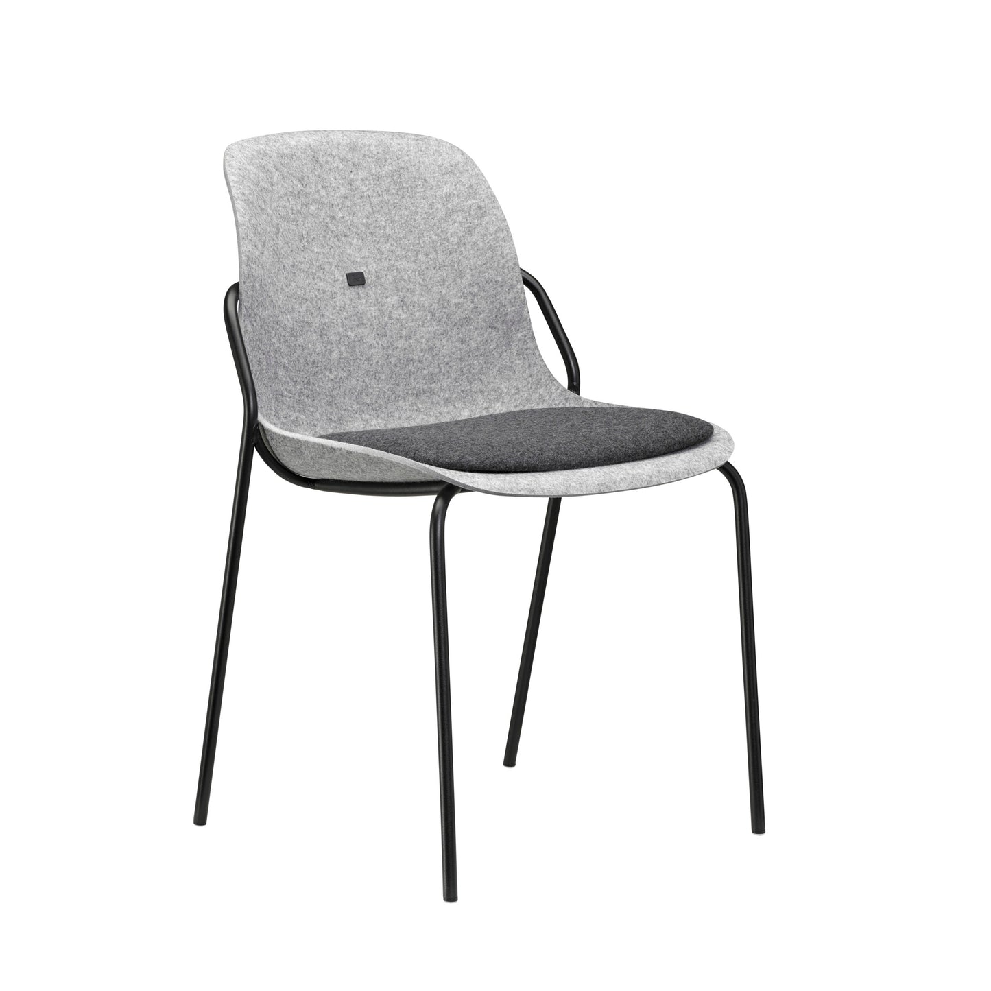 Een grijze en zwarte stoel met een zwart frame, perfect voor een stijlvolle en duurzame kantooromgeving.
