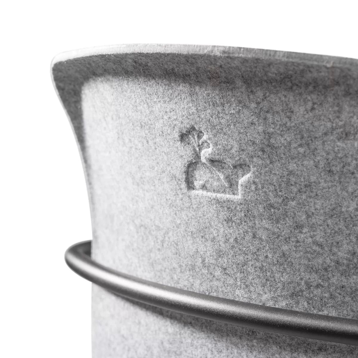Elegante grijze stoel met zwarte poten en zitting, ideaal voor een moderne en functionele kantooromgeving.
