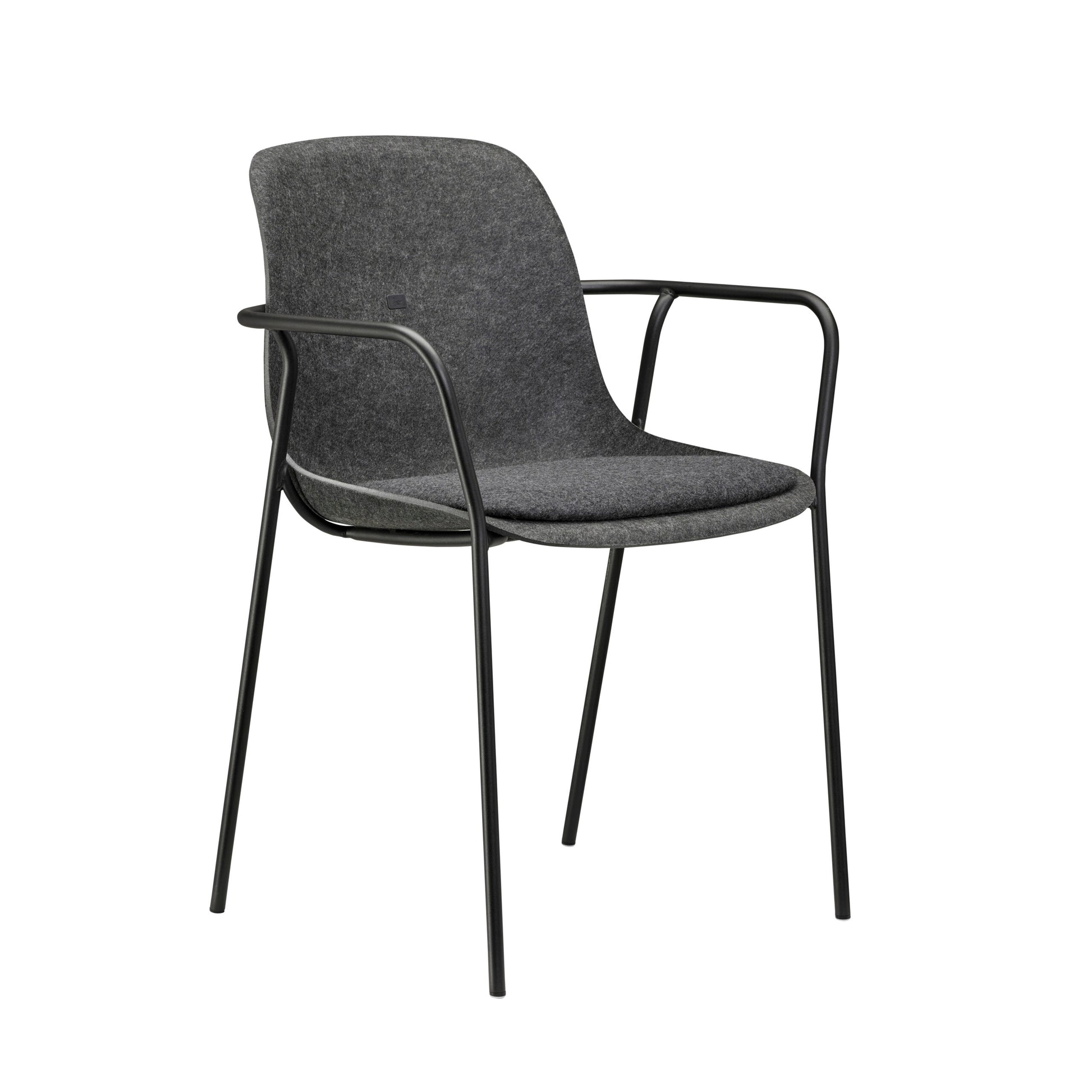 Grijze stoel met zwarte poten en armen, stapelbaar en perfect voor een stijlvolle kantooromgeving.