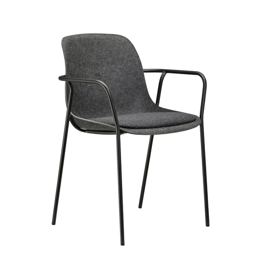 Grijze stoel met zwarte poten en armen, stapelbaar en perfect voor een stijlvolle kantooromgeving.