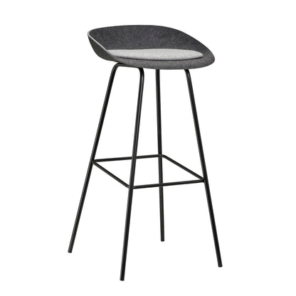 Hoge zwarte kruk met een zwart frame, vervaardigd uit gerecyclede PET-flessen voor een milieuvriendelijke keuze.