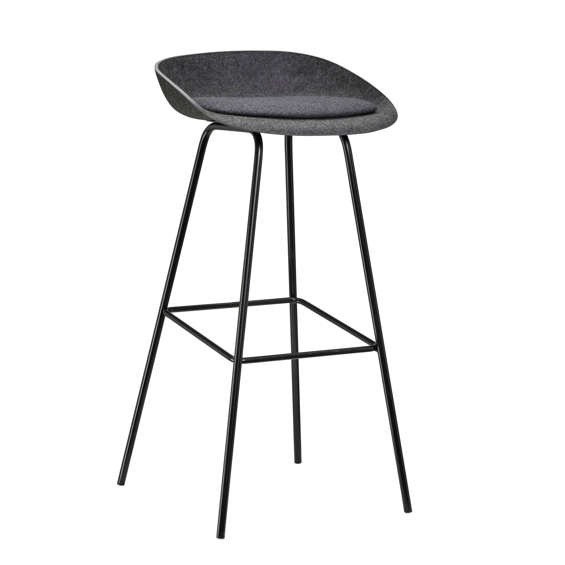 Zwarte barstoel met een zwart frame, gemaakt van 20 gerecyclede PET-flessen voor een duurzame uitstraling.