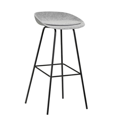 Grijze hoge kruk met zwarte poten, gemaakt van gerecycled PET, perfect voor een milieuvriendelijke inrichting.
