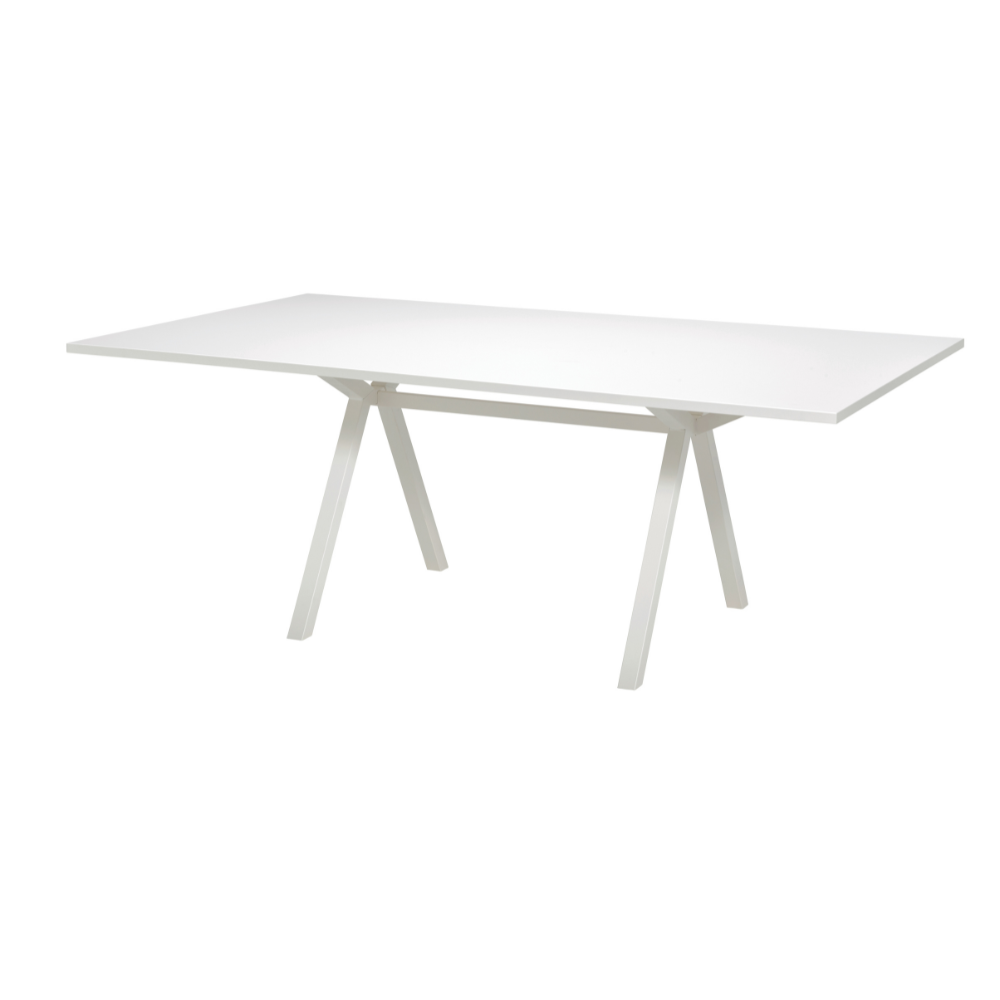 Een witte tafel met een X-poot frame, ideaal voor vergaderingen en lunches in een moderne werkomgeving.