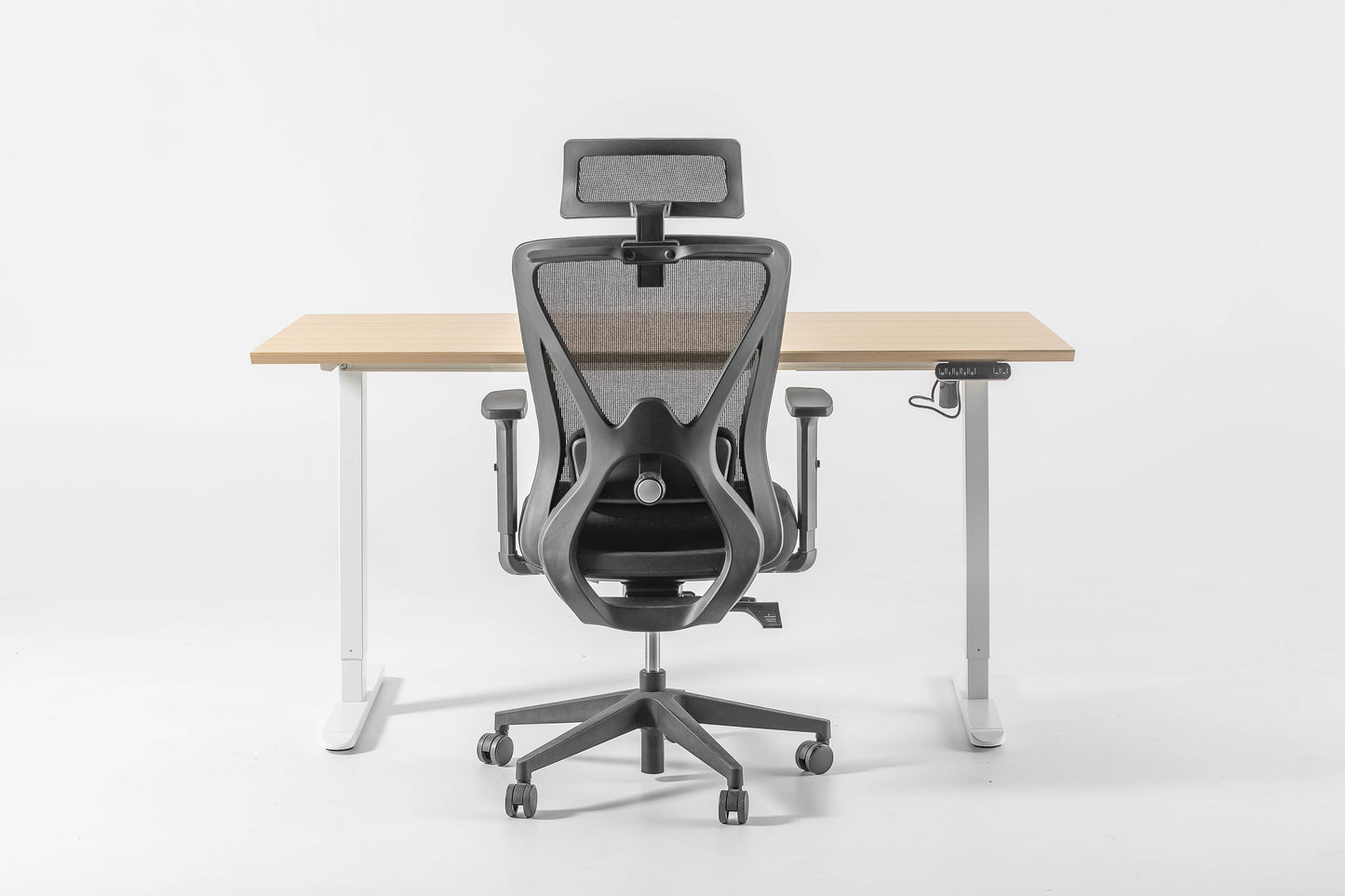 Stijlvolle zwarte bureaustoel met een houten bureau, perfect voor een moderne werkplek.