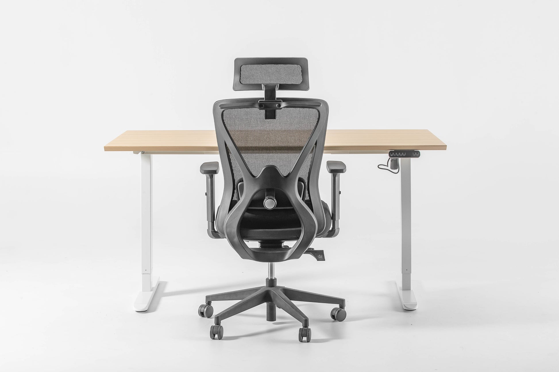 Stijlvolle zwarte bureaustoel met een houten bureau, perfect voor een moderne werkplek.