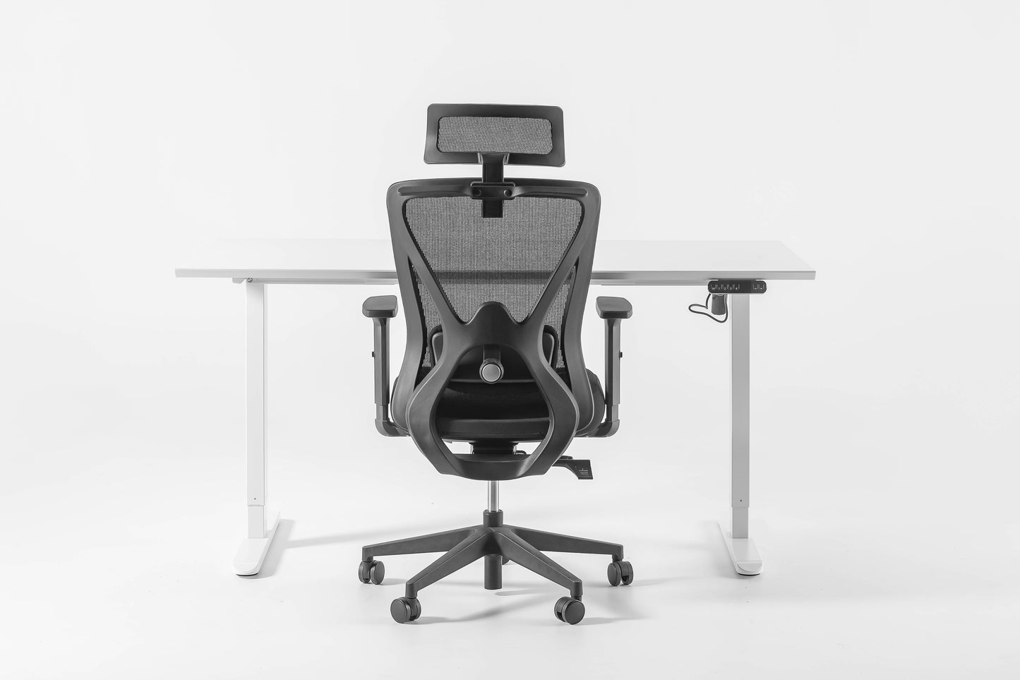 Zwarte kantoorstoel bij een wit bureau, een comfortabele combinatie voor een zit-sta bureau.