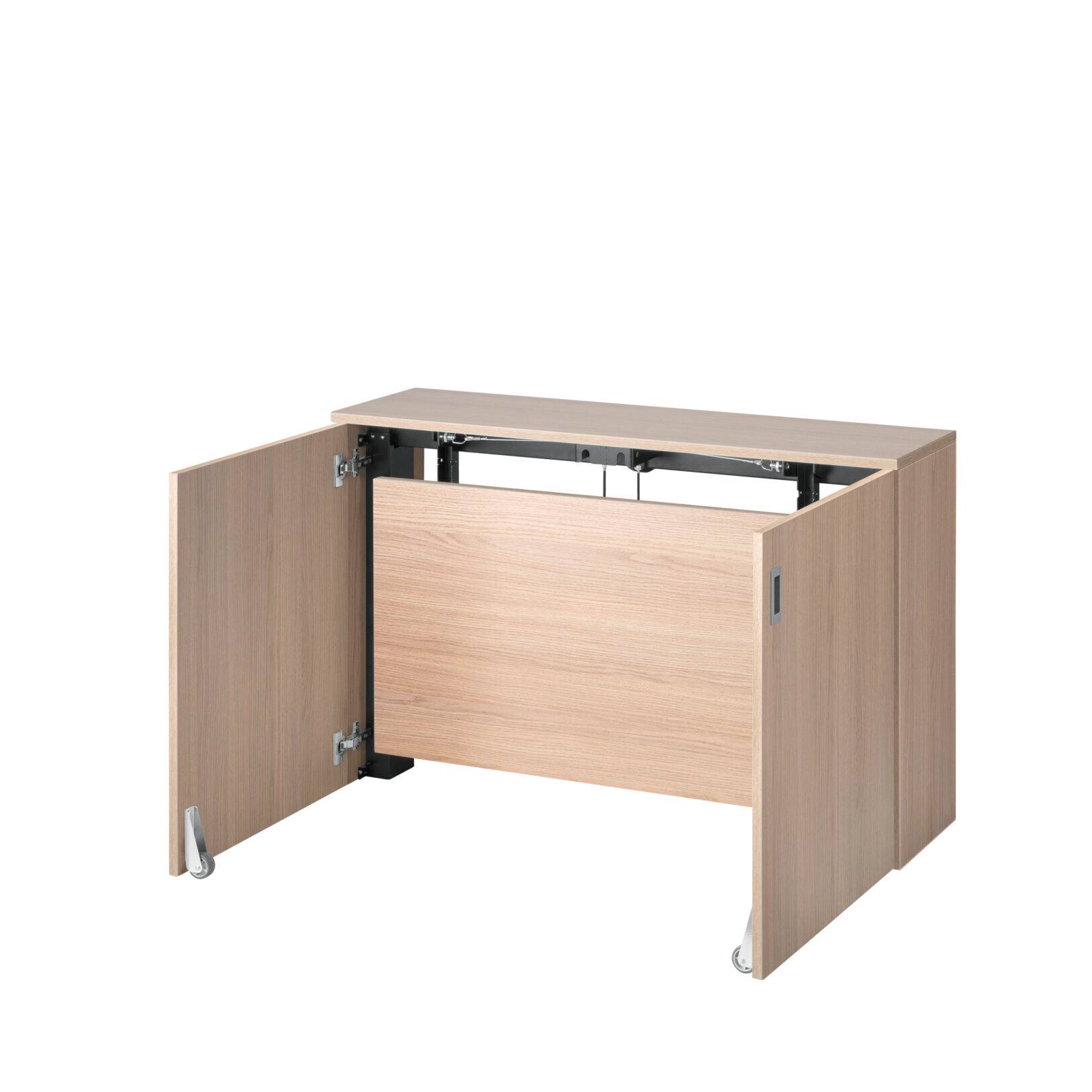 Thuiswerkplek met een bureau en planken, perfect voor een ergonomische werkhouding.