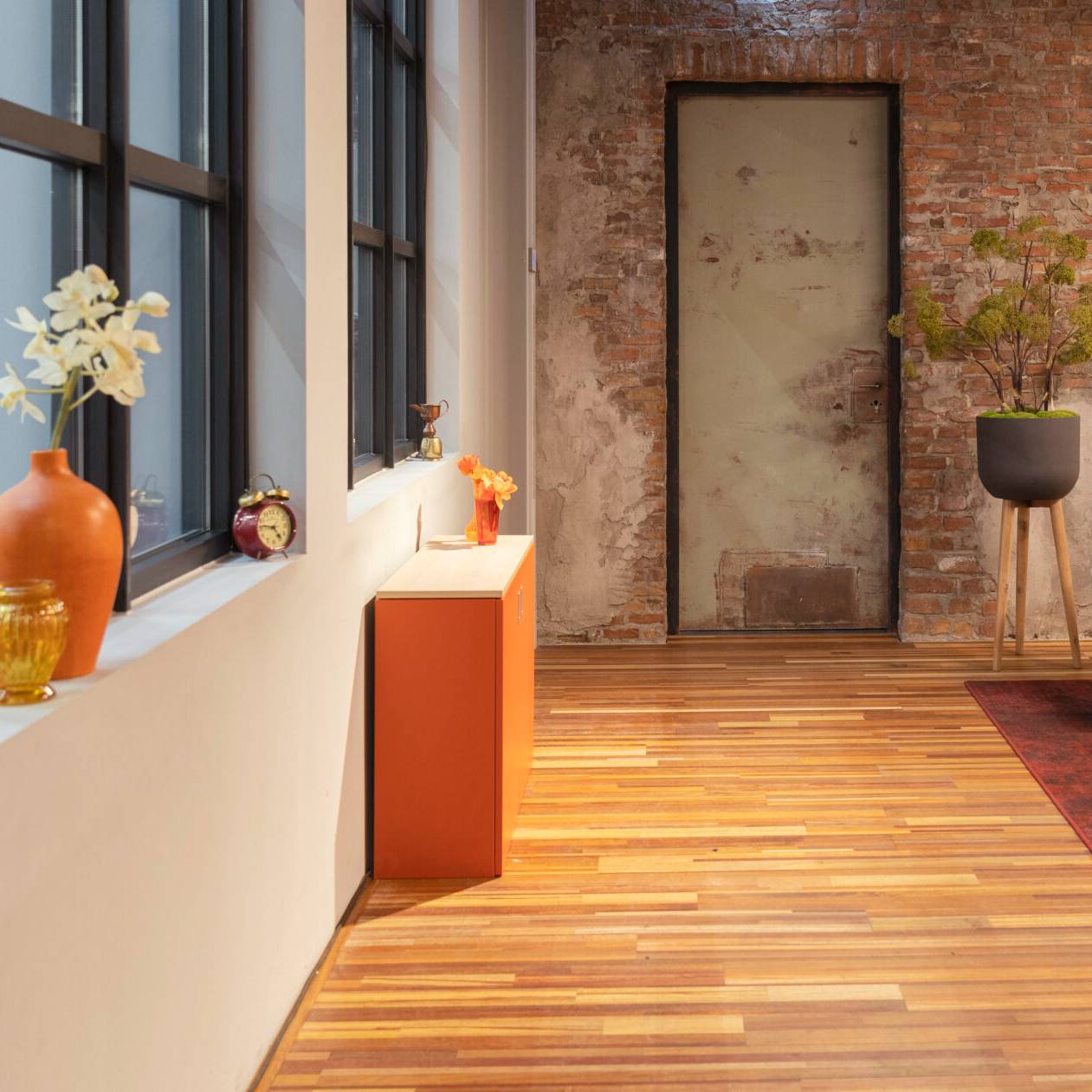Thuiswerkplek met houten vloeren en bakstenen muren, ideaal voor een comfortabele werkervaring met HomeFit.