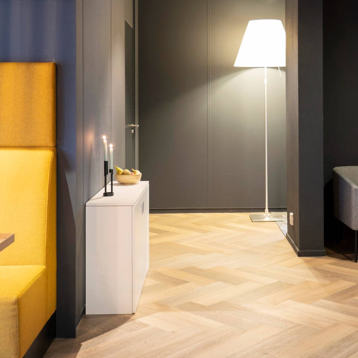 Een moderne woonkamer geschikt voor een comfortabel kantoor aan huis.