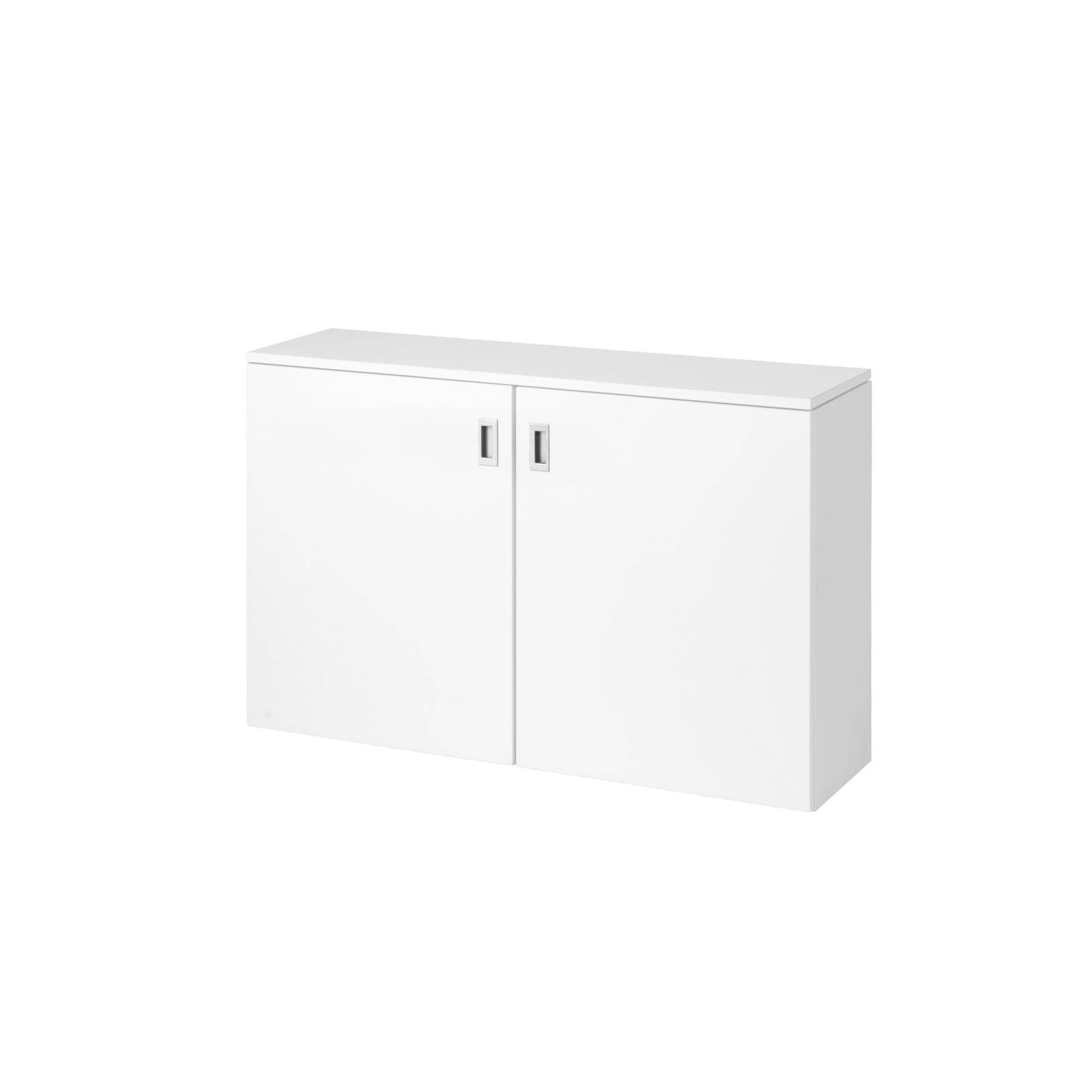 Een wit bureau met een plank, perfect voor een ergonomische thuiswerkplek met de HomeFit oplossing.