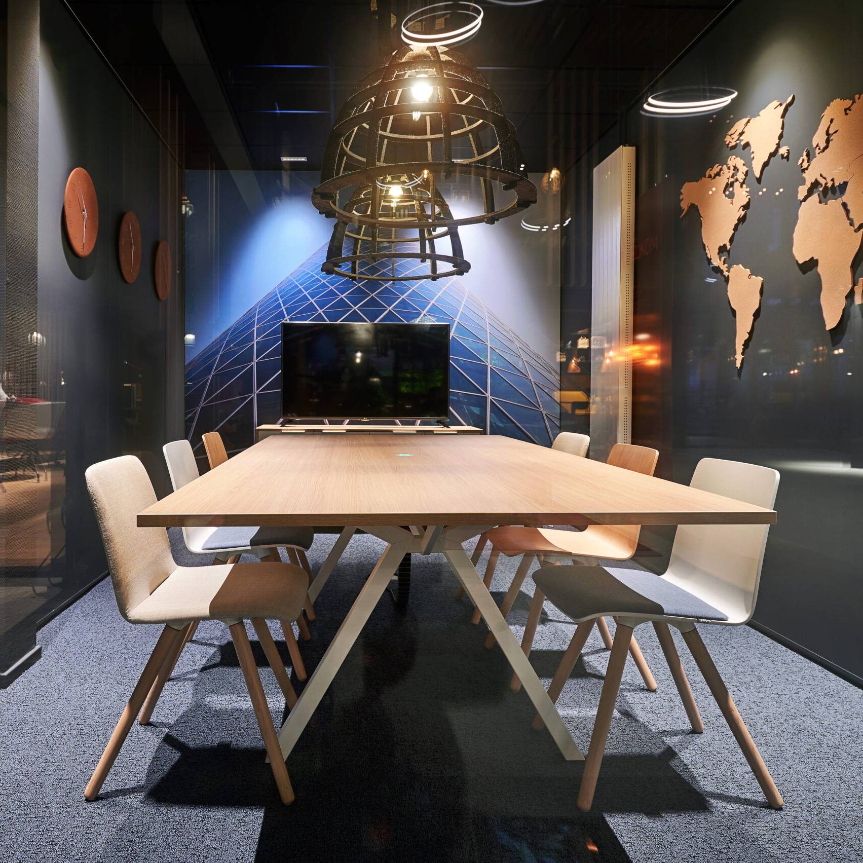 Een moderne vergaderzaal met een grote tafel en stoelen, perfect voor samenwerking en overleg in een flexibele werkomgeving.